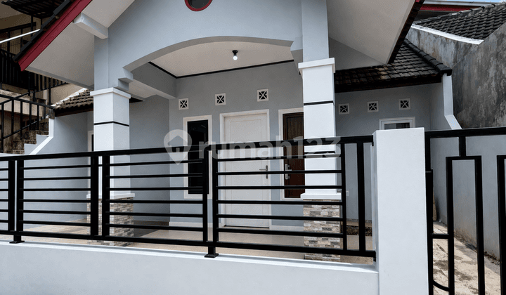 Rumah Murah di Komplek Permata Biru, Cinunuk Bandung Timur 2 Kamar Tidur, Lokasi Strategis di Pusat Kota, Dekat dengan Pusat Perbelanjaan