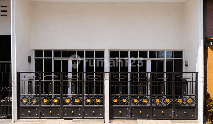 Rumah 2 Lantai, 2 Kamar Tidur di Menteng Atas, Setiabudi, Jakarta Selatan, Lokasi Strategis Dekat dengan Pusat Perbelanjaan