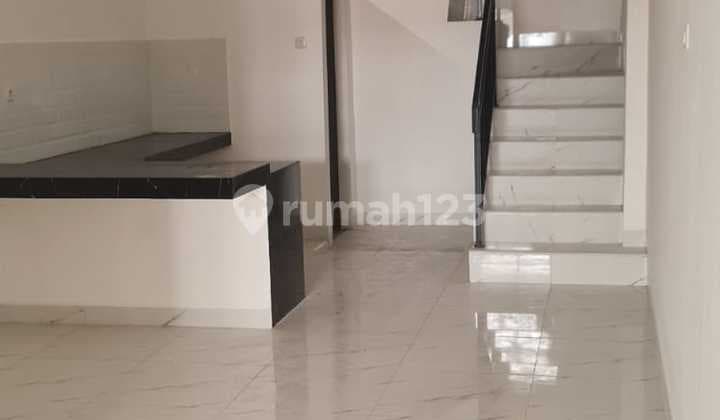 Nice House Brand New 3 Floors Taman Palem Lestari