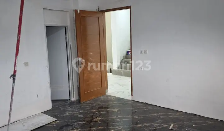 New Building House Size 8X20 Strategic City Park Location