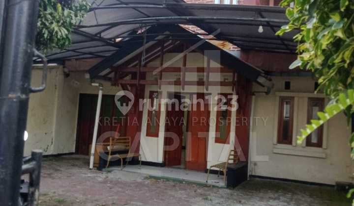 Ready-to-occupy House with Large Yard on Jalan Sarijadi, Bandung