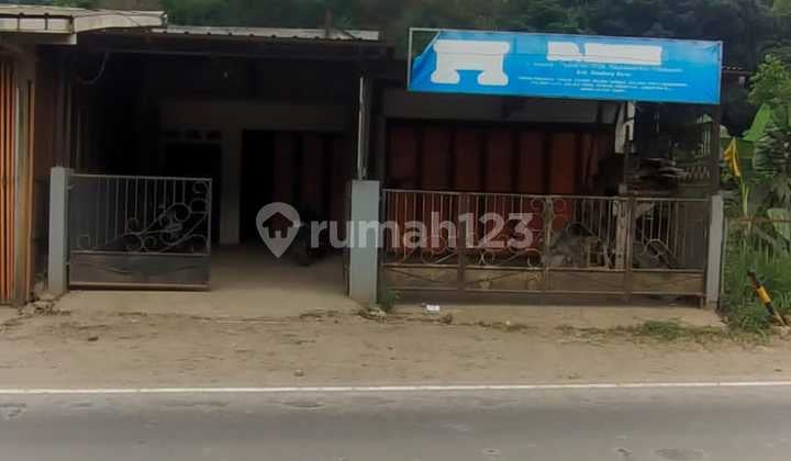 Ready-to-occupy shop house, strategic location on Soreang main road, Bandung, very affordable.