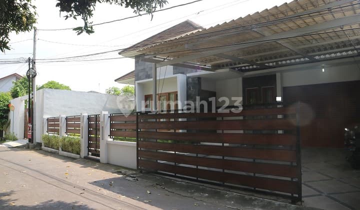 RUMAH MEWAH DENGAN KOLAM RENANG DEKAT KAMPUS UGM, DI JL PANDEGA SIH, SLEMAN