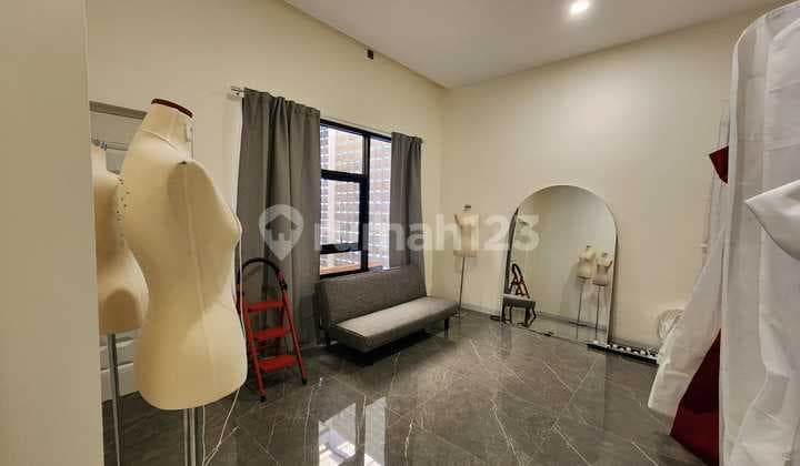 Rumah Bangunan Baru Nyaman di Singgasana