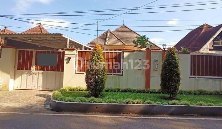 Rumah Klasik Terawat Siap Huni View Taman Kota Sangat Strategis