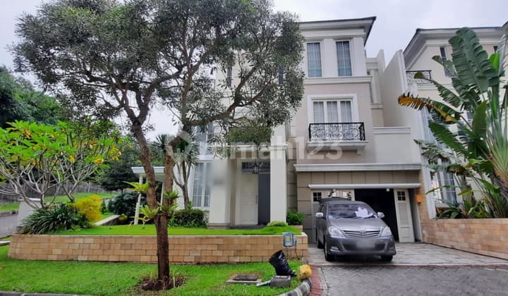 Luxury Home Hook Fully Furnished Steps Away from Malang Toll Exit