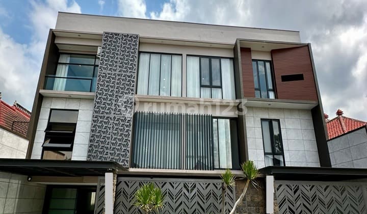 Modern Luxury House Plus Swimming Pool In The Elite Area Of Istana Dieng