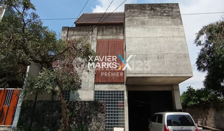 Rumah Style Industrial Di Area Elite Dieng Malang Full Furnish