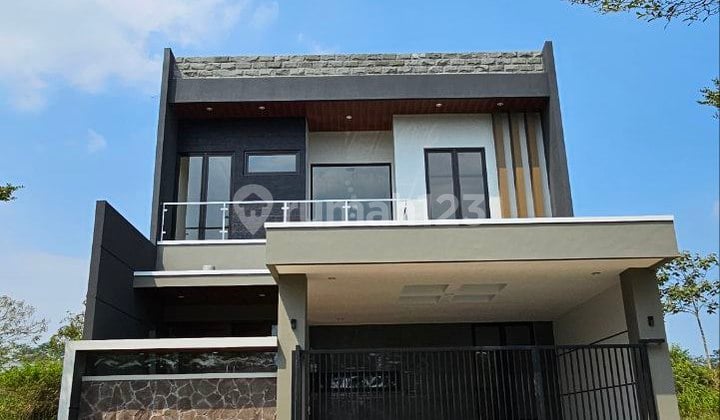 Rumah Mewah Baru Plus Rooftop Di Area Elite Araya Golf