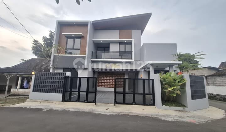 Rumah 2 Lantai Siap Huni Dekat Pasar Cebongan di Mlati, Sleman