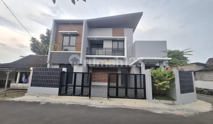 Rumah 2 Lantai Siap Huni Dekat Pasar Cebongan di Mlati, Sleman