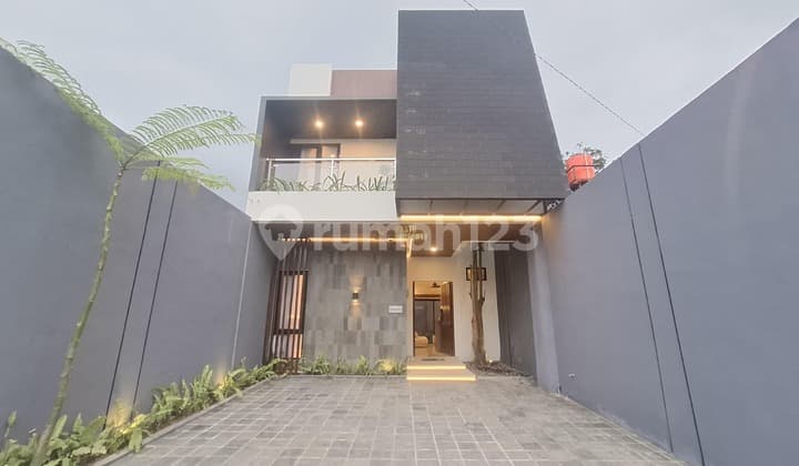 Rumah Mewah 2 Lantai Full Furnished Timur Jakal KM 12, Ngaglik