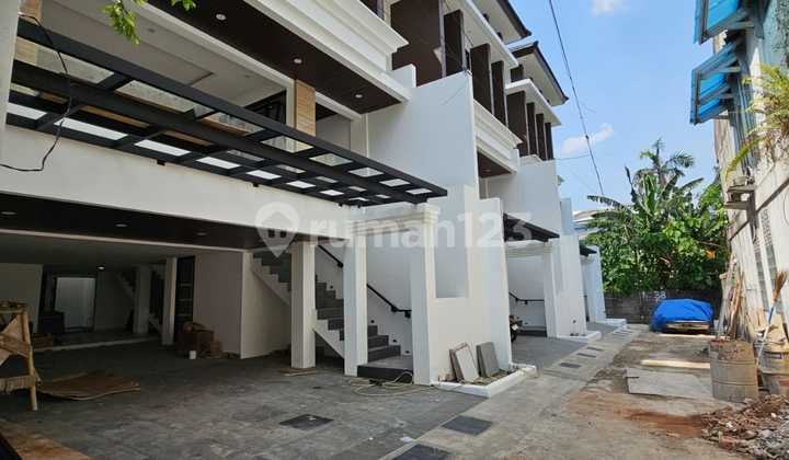 Brand New Modern House 3 Lantai Dalam Komplek Dekat Stasiun MRT