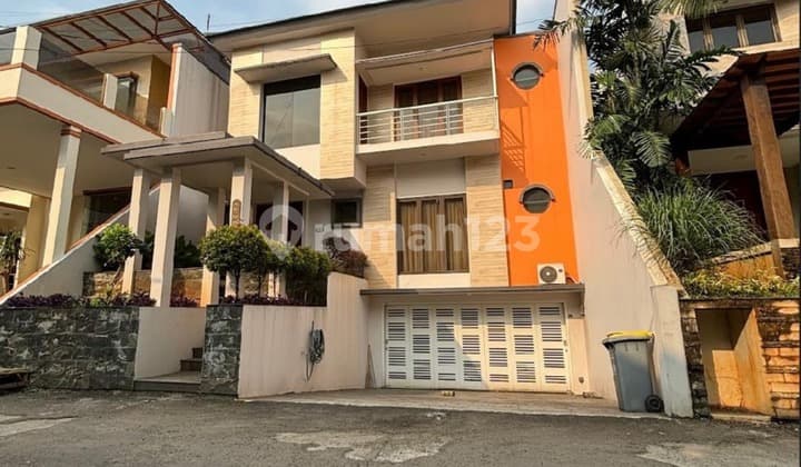 Rumah Modern 3 Lantai Private Pool Dalam Townhouse Dekat Mrt