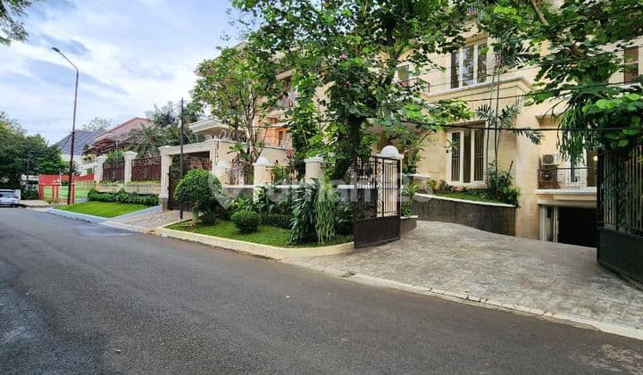 Luxurious Tropical 2 Lantai + Basement Privat Pool Prime Location