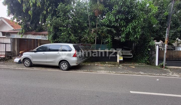 Old house in a strategic area near Permata Hijau, suitable for commercial use.
