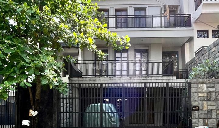 Rumah Bagus Modern Design 3 Lantai Dalam Komplek Lokasi Strategis