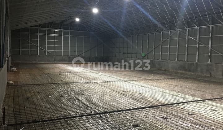 The following building with its land is in a super strategic location at an affordable price.