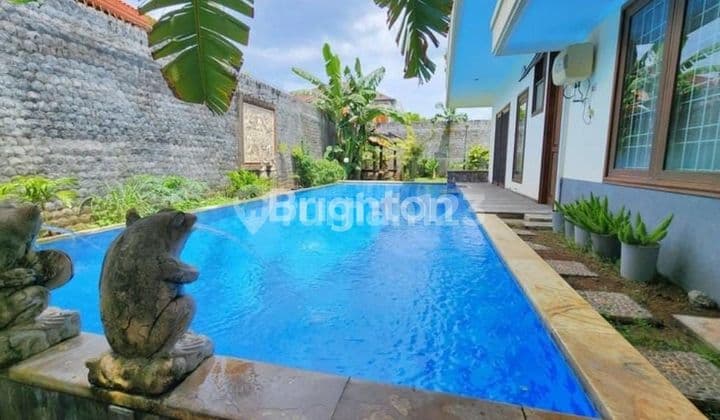 Rumah style villa halaman luas dan kolam renang di Renon