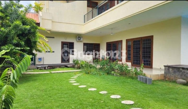 Rumah style villa halaman luas dan kolam renang di Renon
