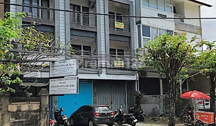3-Story Shophouse Ready for Use on Diponegoro Street, Strategic Location