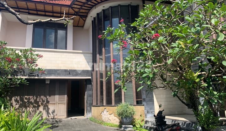 Luxury House Near Renon Field, Ready to Move In, Has a Swimming Pool