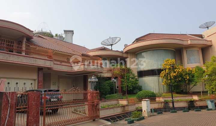 Luxury House Bukit Gading Villa, Kelapa Gading, with Swimming Pool