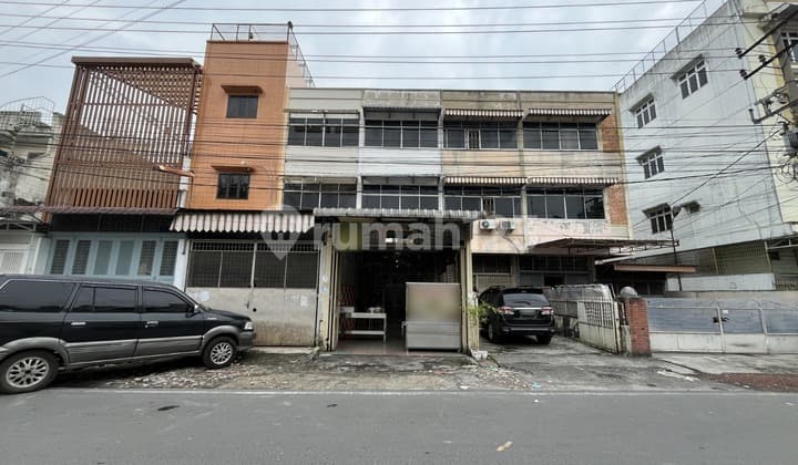 Ruko di Jalan Madong Lubis ( Pajak Beruang )