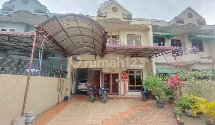 Villa di Jalan Padang Golf Medan Polonia