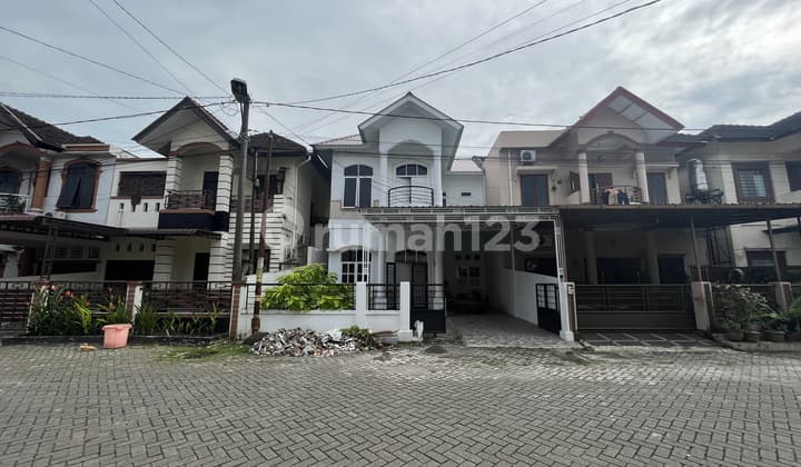 Villa di Komplek Citra Wisata Jalan Karya Wisata