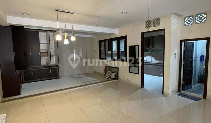 Villa di Komplek The Palace Residence Polonia