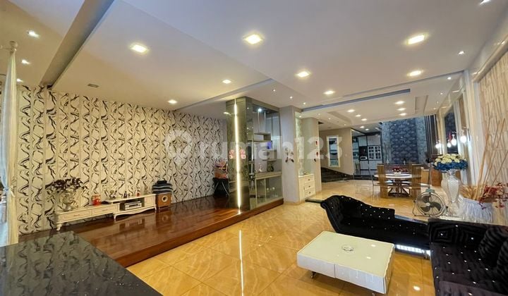 Villa Lux di Komplek Jati Residence Jalan Boulevard