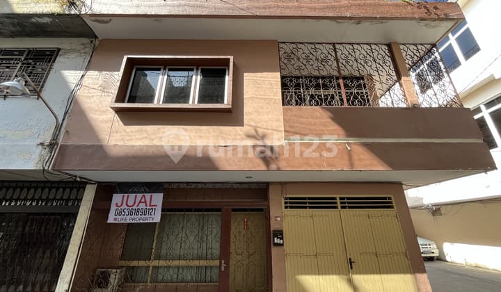 Villa Hook di Jalan Kapuas Dalam Dekat Sutomo