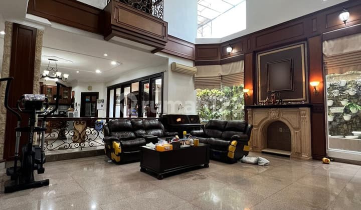 Villa Lux di Jalan Putri Hijau