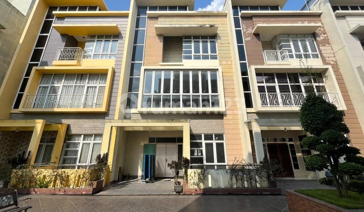 Villa di Komplek Makmur Garden Jalan Amir Hamzah