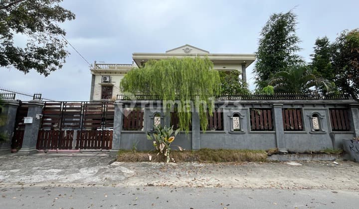 Villa di Jalan Bahagia ( Gatot Subroto )