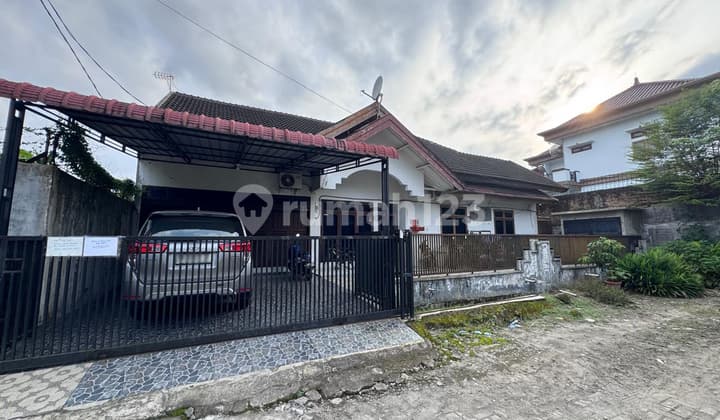 Villa di Komplek Taman Setia Budi 1