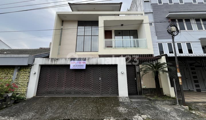 Villa di Jalan Cempaka ( Multatuli )