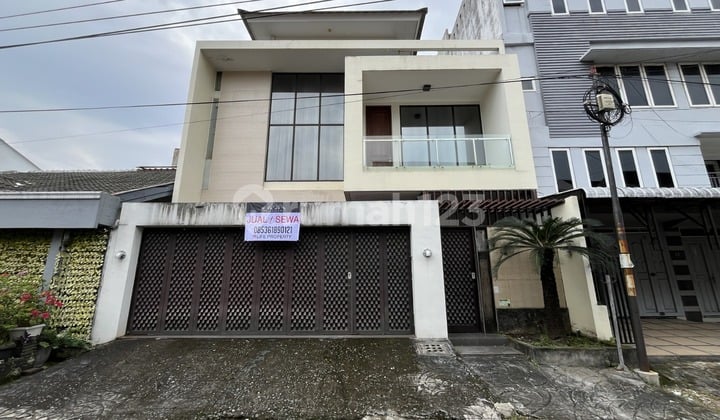 Villa di Jalan Cempaka ( Multatuli )