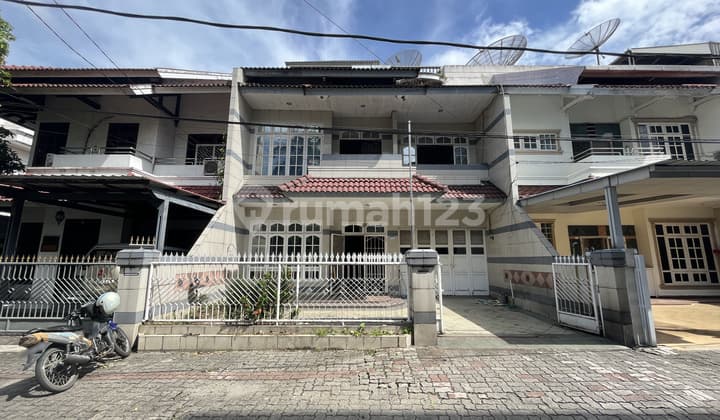 Villa di Komplek Polonia Indah