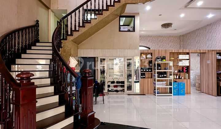 Villa di Jalan Hang Tuah ( Kh. Zainul Arifin )