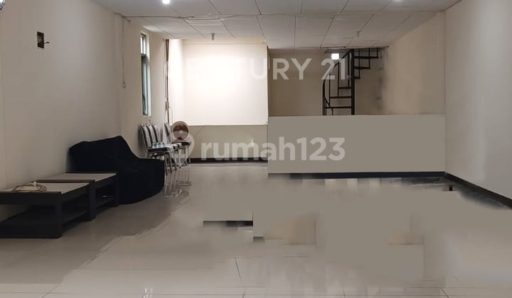 Shop House on Main Road Jl Karapitan, Strategic Area