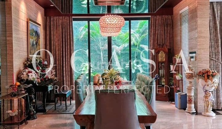 Rumah di Simprug golf
Kebayoran Baru
Jakarta Selatan 3 Lantai Bagus Full Furnished