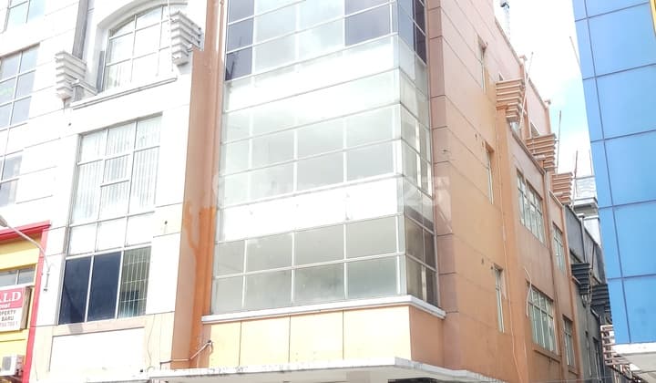 Rk 4,5 lt Hoek hdp Jalan Raya di Mutiara Palem, Cgkrg, Jakbar