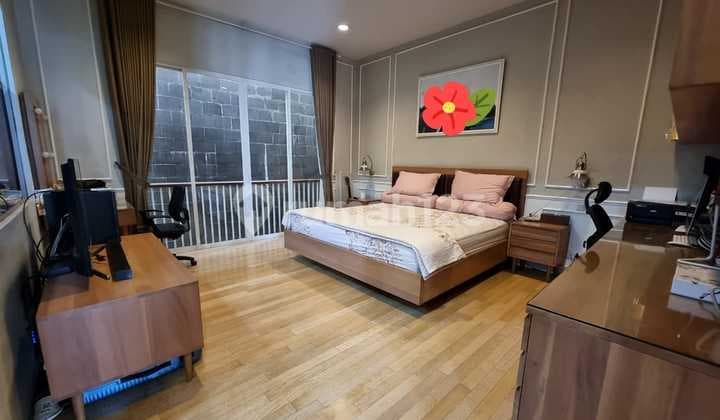 Dijual Rumah 3 Lantai di Manyar Permai LT.8x17m2 Harga Nego