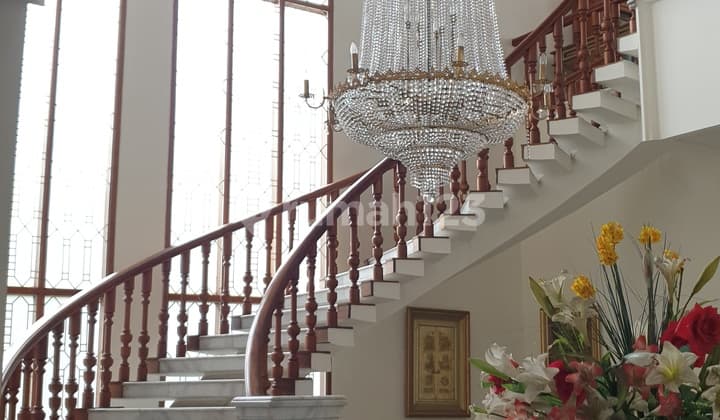 Classic Luxurious House di Kawasan Elite Cipaganti