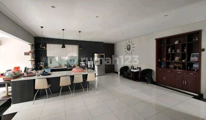 Rumah Mewah 2 Lantai di Permata Buana, Hunian Nyaman.