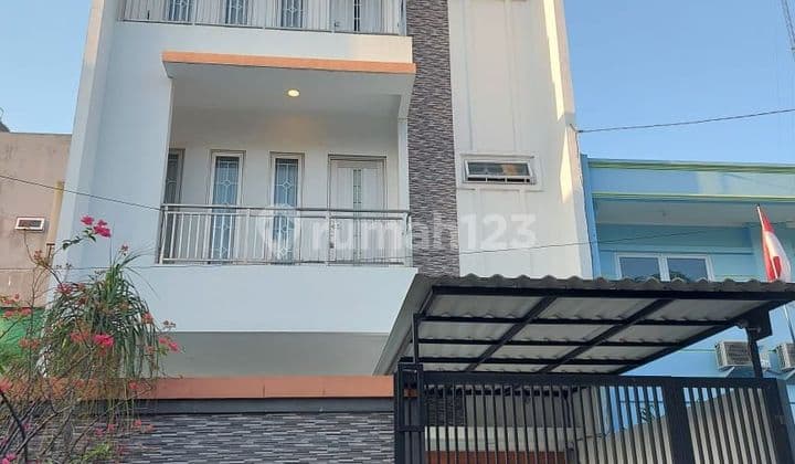 Rumah 3.5 Lantai di Taman Ratu Siap Huni