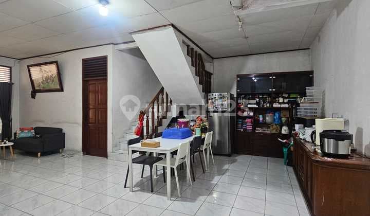 Rumah 3 Lantai Cocok Dibangun Kos di Tanjung Duren Bebas Banjir