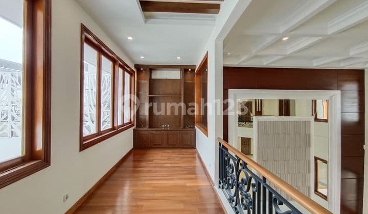 Luxury House, Private Lift